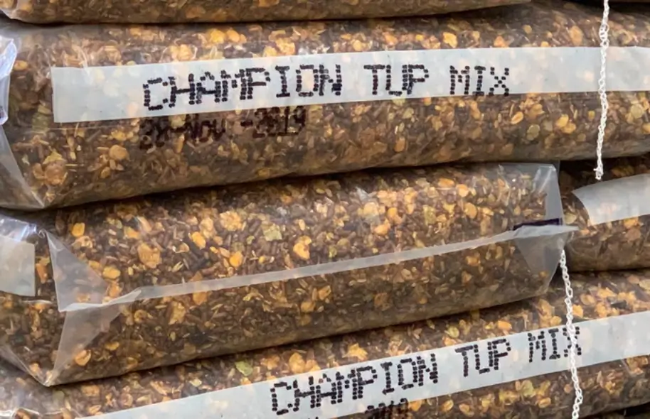 Feed bags with best before date on the side - REA JET DOD