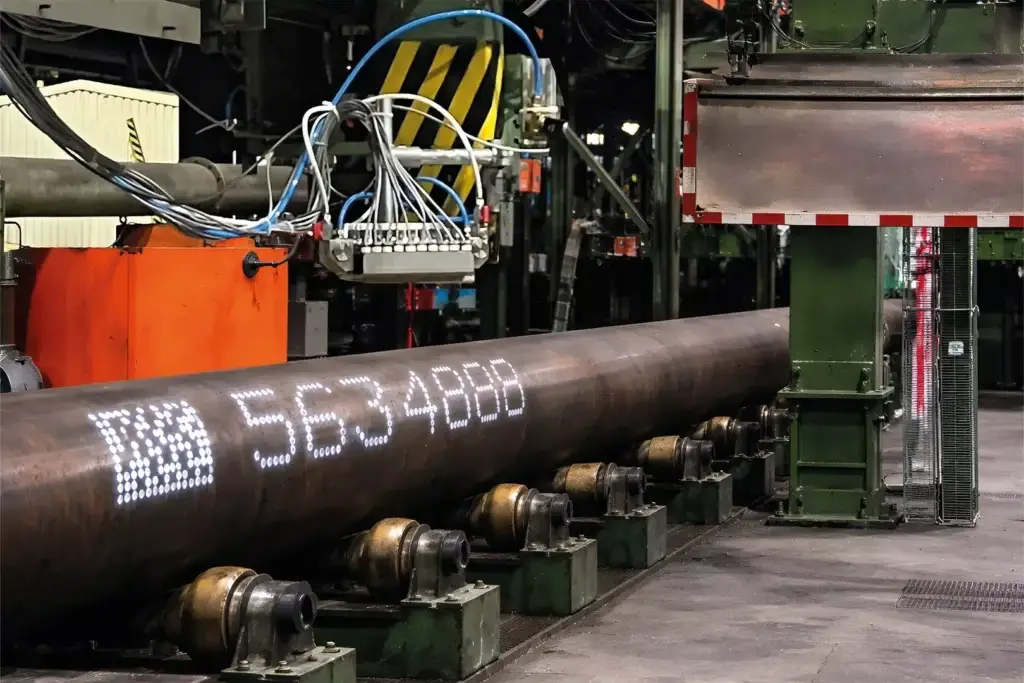 New standards in the world of industrial coding and marking: the REA JET ST SRE-10 electric spray mark block uses electrically controlled spray mark heads to produce very large, clearly readable markings with a print height of up to 206 millimetres.