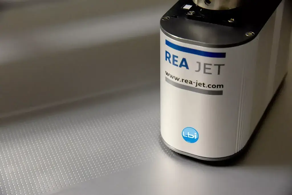 The REA JET DOD applies oil-free lubricants with digital precision.